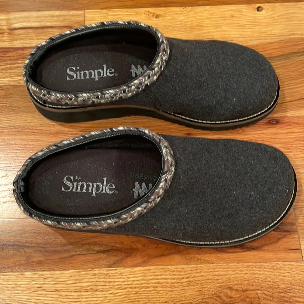Men’s Simple felt wool clogs. Size 10